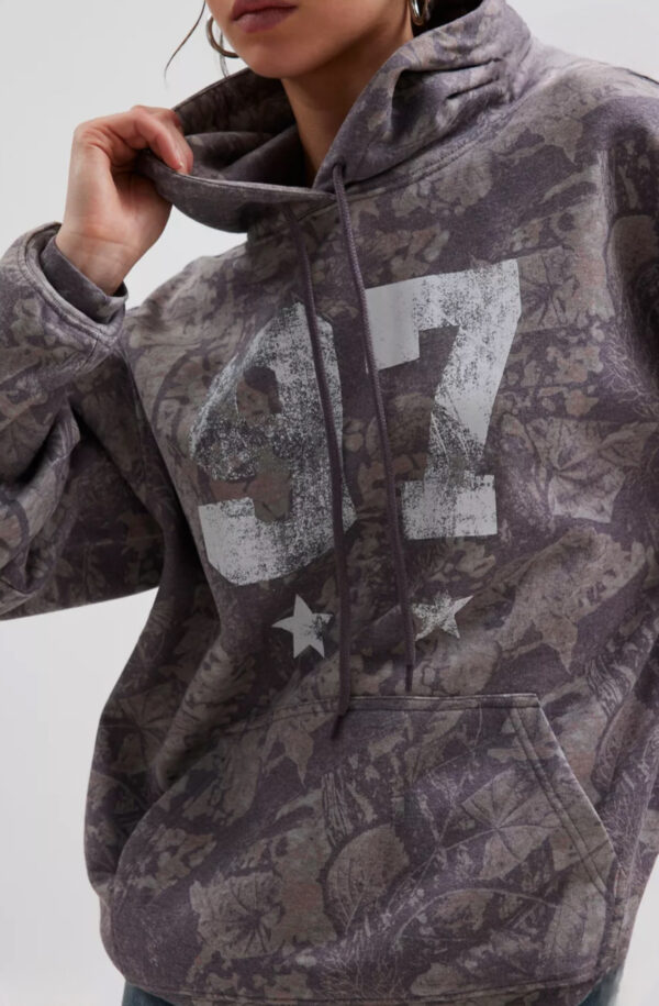 Camo Graphic Hoodie Sweatshirt UO