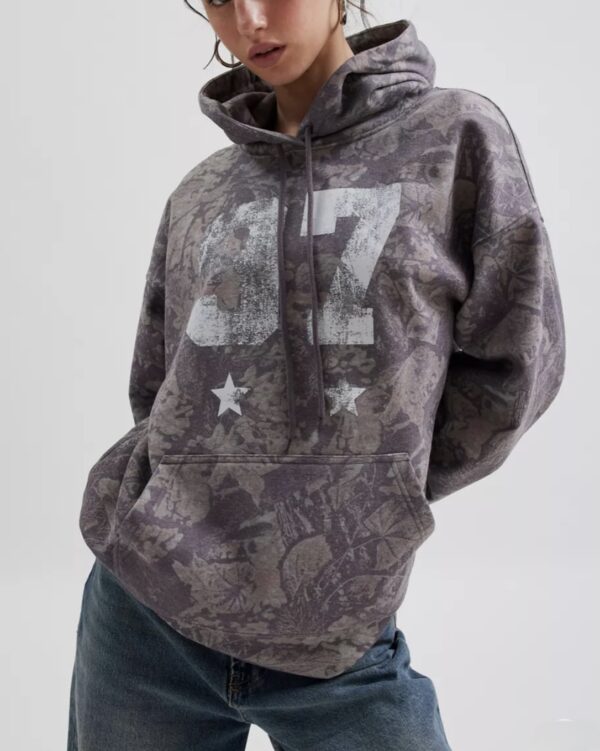 Camo Graphic Hoodie Sweatshirt UO - Image 2